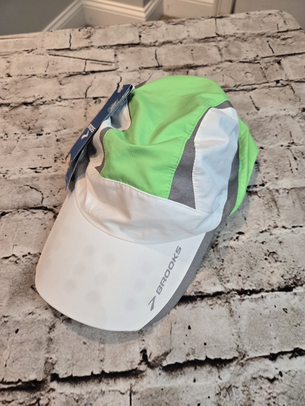 Brooks Men’s Athletic Nightlife Cap in White and Neon Green